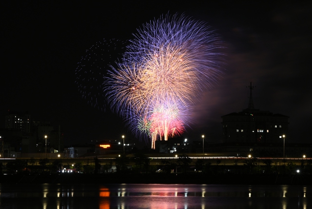 Người dân Hà Nội đội mưa xem pháo hoa tại SVĐ Mỹ Đình tối 28/4 - áº¢nh 26.