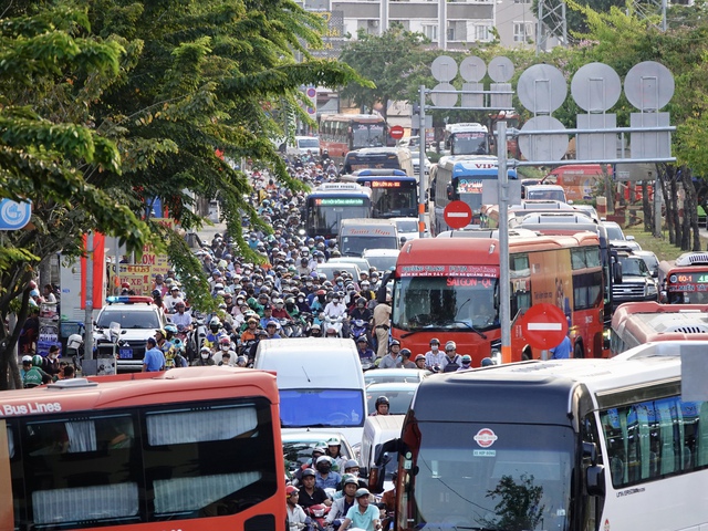 Tan ca là lên đường: Cửa ngõ TP.HCM kín xe trước kỳ nghỉ 4 ngày - áº¢nh 11.
