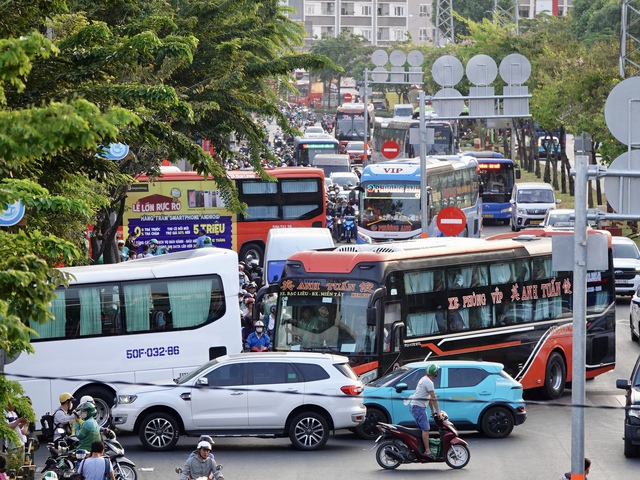 Tan ca là lên đường: Cửa ngõ TP.HCM kín xe trước kỳ nghỉ 4 ngày - áº¢nh 9.