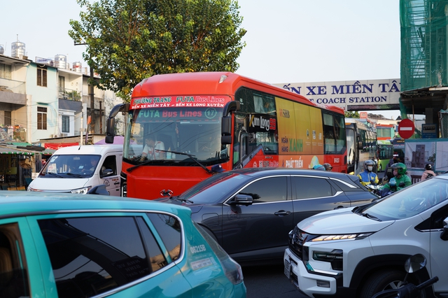Tan ca là lên đường: Cửa ngõ TP.HCM kín xe trước kỳ nghỉ 4 ngày - áº¢nh 10.