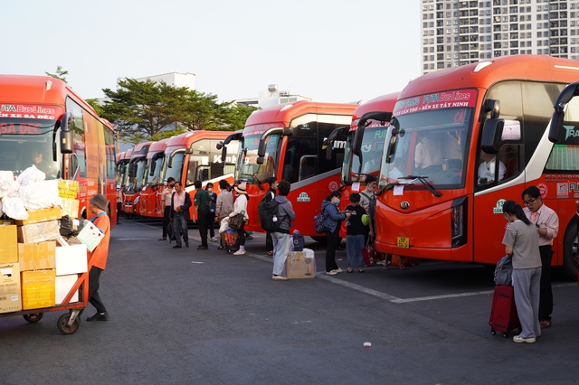 Tan ca là lên đường: Cửa ngõ TP.HCM kín xe trước kỳ nghỉ 4 ngày - áº¢nh 5.