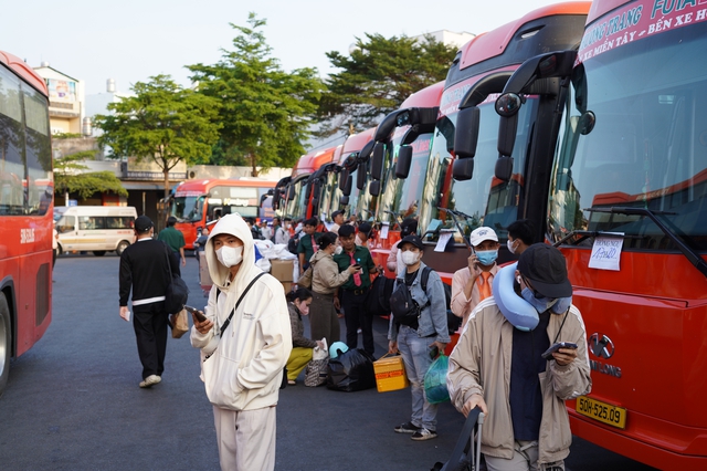 Tan ca là lên đường: Cửa ngõ TP.HCM kín xe trước kỳ nghỉ 4 ngày - áº¢nh 7.