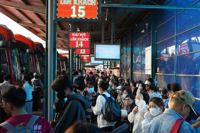 Tan ca là lên đường: Cửa ngõ TP.HCM kín xe trước kỳ nghỉ 4 ngày - áº¢nh 8.