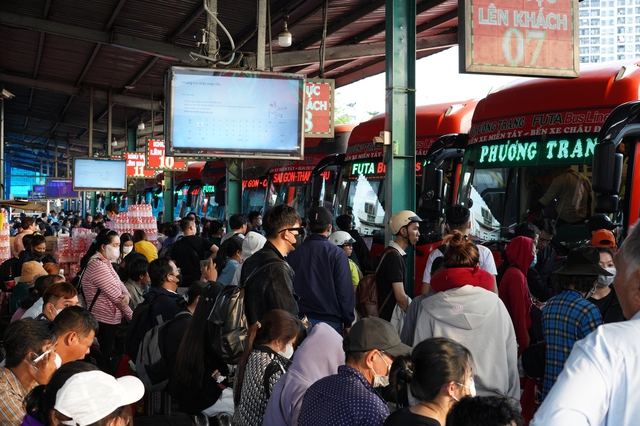 Tan ca là lên đường: Cửa ngõ TP.HCM kín xe trước kỳ nghỉ 4 ngày - áº¢nh 4.