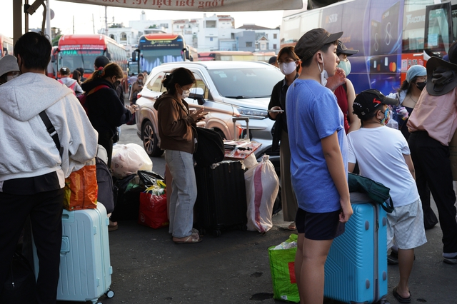 Tan ca là lên đường: Cửa ngõ TP.HCM kín xe trước kỳ nghỉ 4 ngày - áº¢nh 6.