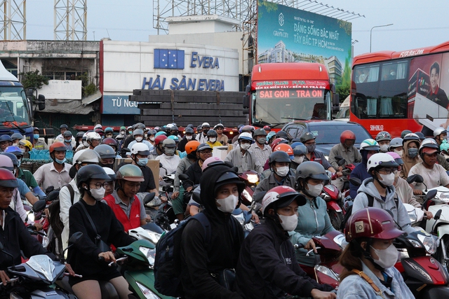 Tan ca là lên đường: Cửa ngõ TP.HCM kín xe trước kỳ nghỉ 4 ngày - áº¢nh 12.