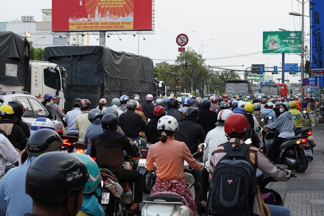 Tan ca là lên đường: Cửa ngõ TP.HCM kín xe trước kỳ nghỉ 4 ngày - áº¢nh 14.