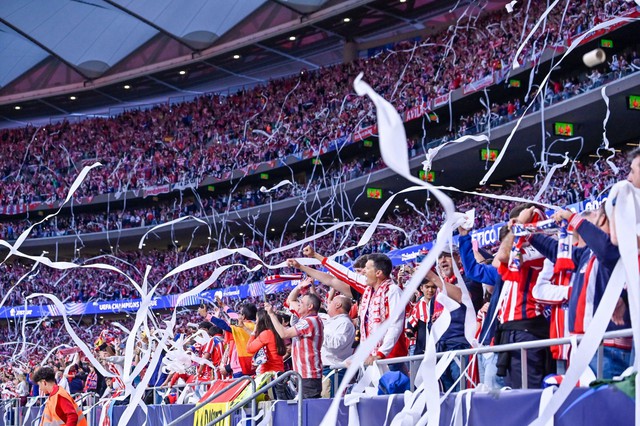 Trận Atletico Madrid - Arsenal tràn ngập giấy vệ sinh - Ảnh 3.