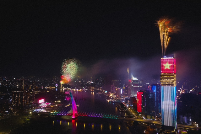 Rực rỡ pháo hoa trên bầu trời TP.HCM đêm 30/4 - áº¢nh 25.