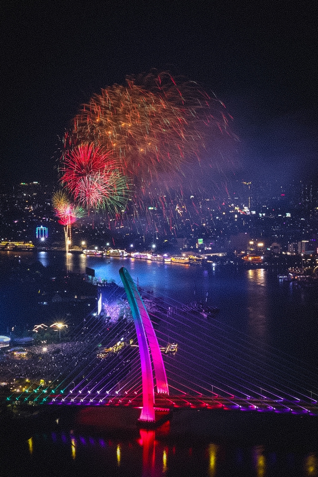 Rực rỡ pháo hoa trên bầu trời TP.HCM đêm 30/4 - áº¢nh 24.