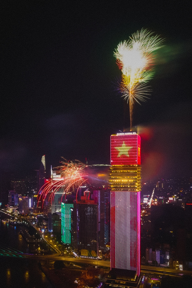 Rực rỡ pháo hoa trên bầu trời TP.HCM đêm 30/4 - áº¢nh 26.