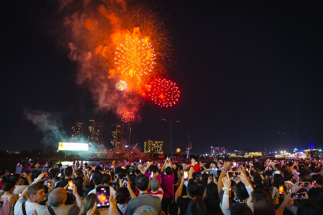 Rực rỡ pháo hoa trên bầu trời TP.HCM đêm 30/4 - áº¢nh 18.
