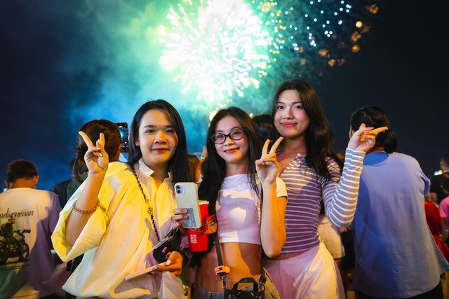 Rực rỡ pháo hoa trên bầu trời TP.HCM đêm 30/4 - áº¢nh 22.
