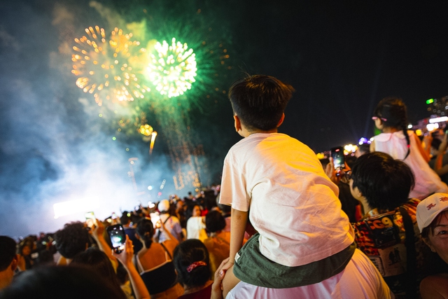 Rực rỡ pháo hoa trên bầu trời TP.HCM đêm 30/4 - áº¢nh 21.
