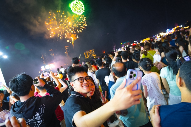 Rực rỡ pháo hoa trên bầu trời TP.HCM đêm 30/4 - áº¢nh 19.