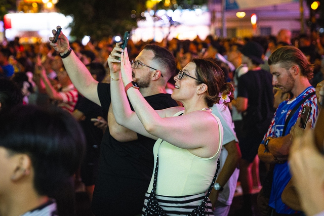 Rực rỡ pháo hoa trên bầu trời TP.HCM đêm 30/4 - áº¢nh 17.