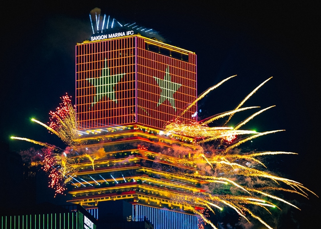 Rực rỡ pháo hoa trên bầu trời TP.HCM đêm 30/4 - áº¢nh 12.