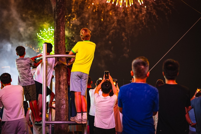 Rực rỡ pháo hoa trên bầu trời TP.HCM đêm 30/4 - áº¢nh 16.