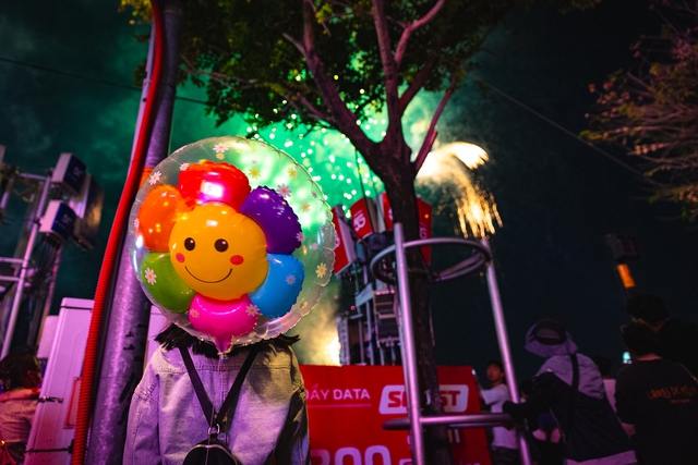 Rực rỡ pháo hoa trên bầu trời TP.HCM đêm 30/4 - áº¢nh 20.