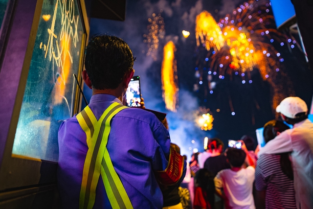 Rực rỡ pháo hoa trên bầu trời TP.HCM đêm 30/4 - áº¢nh 14.