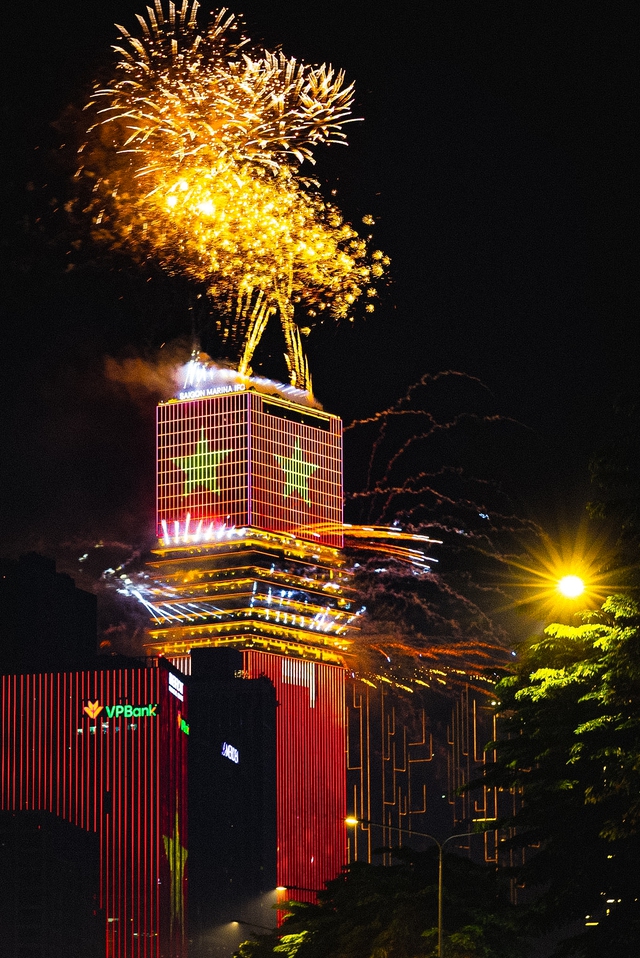 Rực rỡ pháo hoa trên bầu trời TP.HCM đêm 30/4 - áº¢nh 13.