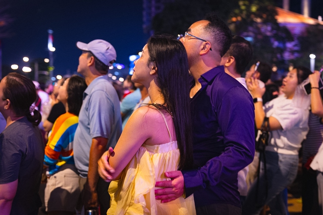 Rực rỡ pháo hoa trên bầu trời TP.HCM đêm 30/4 - áº¢nh 15.