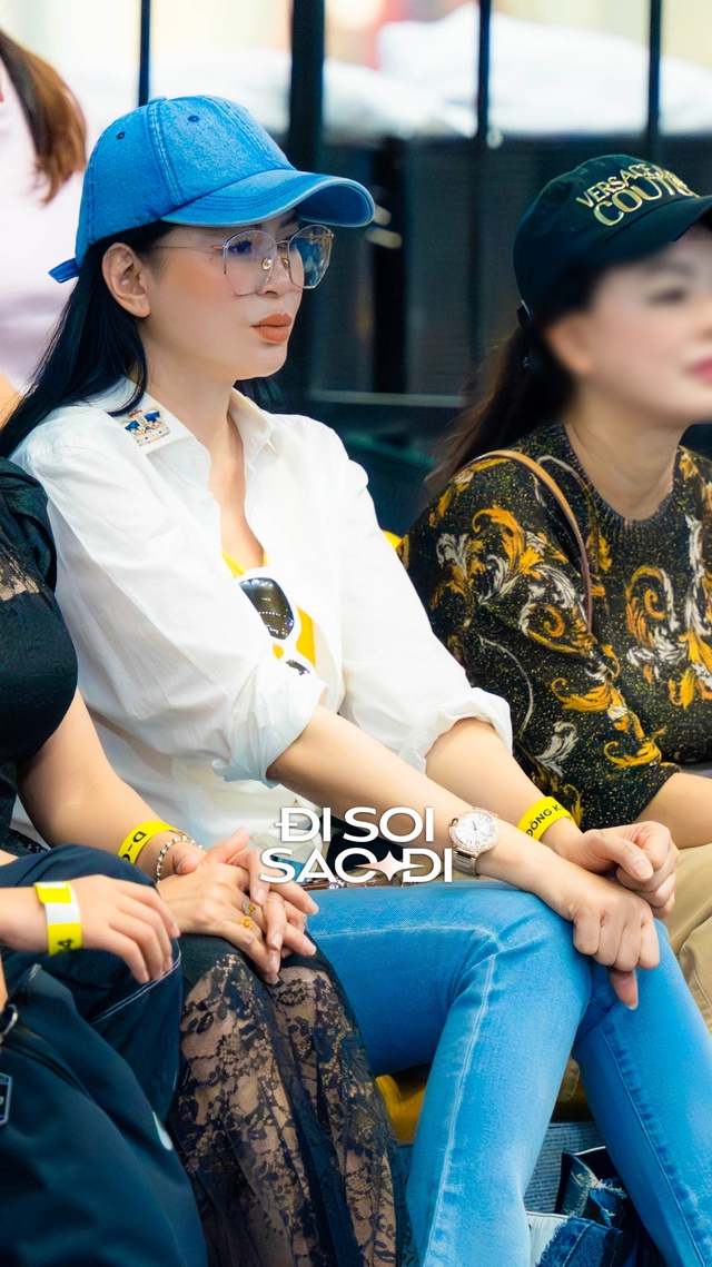 CLIP: Bắt trọn nhan sắc thực của vợ tỷ phú Johnathan Hạnh Nguyễn đi xem Pickleball PPA Asia 100- Ảnh 1. CLIP: Bắt trọn nhan sắc thực của vợ tỷ phú Johnathan Hạnh Nguyễn đi xem Pickleball PPA Asia 100- Ảnh 1.