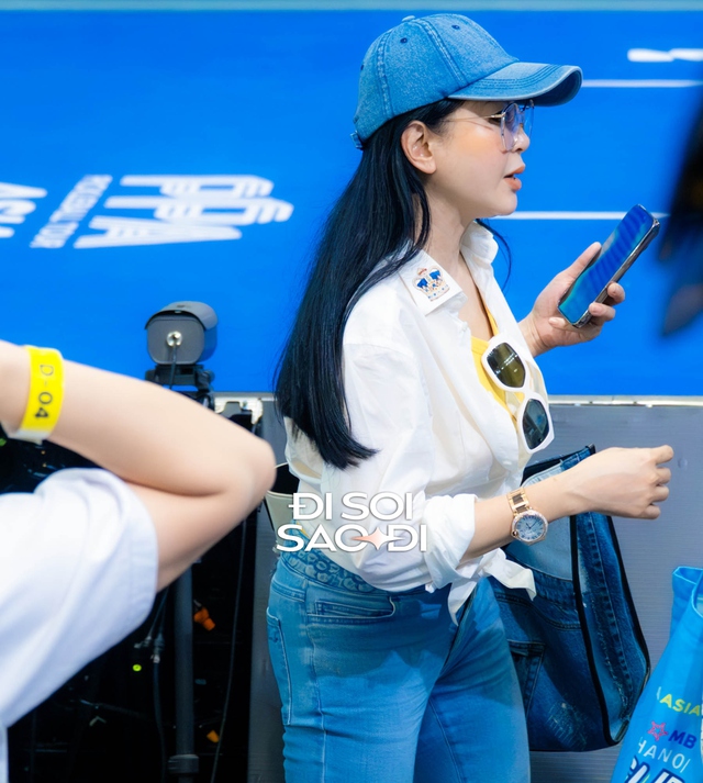 CLIP: Bắt trọn nhan sắc thực của vợ tỷ phú Johnathan Hạnh Nguyễn đi xem Pickleball PPA Asia 100- Ảnh 3. CLIP: Bắt trọn nhan sắc thực của vợ tỷ phú Johnathan Hạnh Nguyễn đi xem Pickleball PPA Asia 100- Ảnh 3.