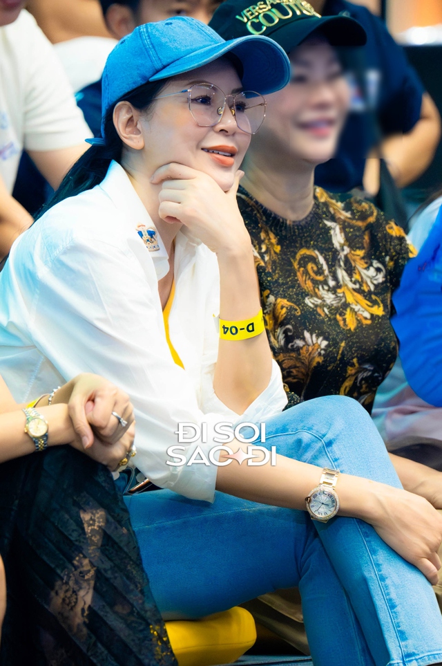 CLIP: Bắt trọn nhan sắc thực của vợ tỷ phú Johnathan Hạnh Nguyễn đi xem Pickleball PPA Asia 100- Ảnh 2. CLIP: Bắt trọn nhan sắc thực của vợ tỷ phú Johnathan Hạnh Nguyễn đi xem Pickleball PPA Asia 100- Ảnh 2.