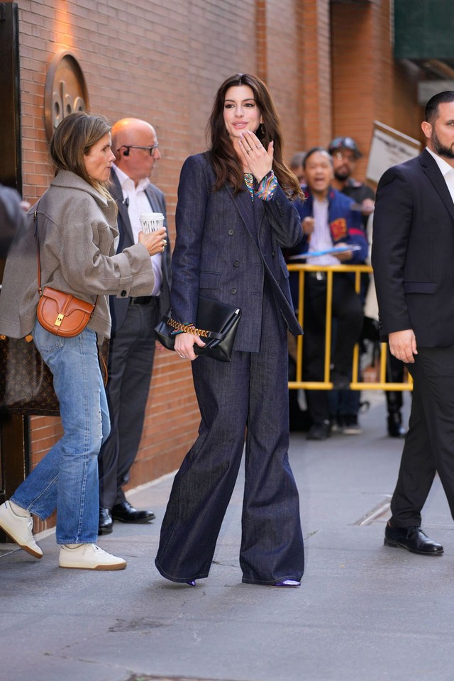 Anne Hathaway chứng minh: Diện quần càng dài, vẻ ngoài càng sang- Ảnh 1. Anne Hathaway chứng minh: Diện quần càng dài, vẻ ngoài càng sang- Ảnh 1.