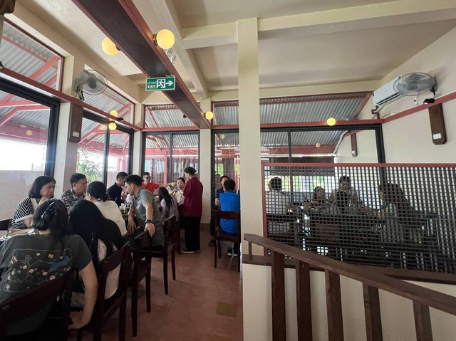 Huế ngày 1/5 mát mẻ: Hai bên bờ sông đông kín khách du lịch, quán ăn khắp nơi quá tải - Ảnh 10.