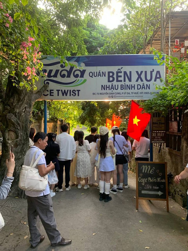Huế ngày 1/5 mát mẻ: Hai bên bờ sông đông kín khách du lịch, quán ăn khắp nơi quá tải - Ảnh 11.