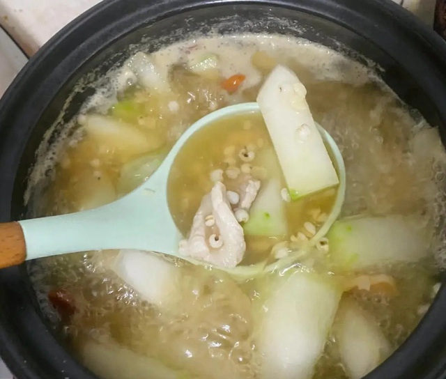 Đừng chỉ biết uống nước lọc v&agrave;o m&ugrave;a h&egrave;! Đ&acirc;y l&agrave; 3 loại nước "si&ecirc;u giải nhiệt", dưỡng da, tăng cường sức khỏe - Ảnh 1.