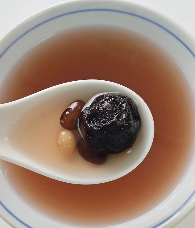 Đừng chỉ biết uống nước lọc v&agrave;o m&ugrave;a h&egrave;! Đ&acirc;y l&agrave; 3 loại nước "si&ecirc;u giải nhiệt", dưỡng da, tăng cường sức khỏe - Ảnh 2.