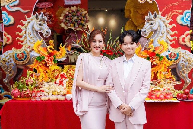 Kh&aacute;nh Thi - Phan Hiển "nở m&agrave;y nở mặt" v&igrave; cậu qu&yacute; tử: Visual đẹp gấp 10 lần bố, kh&eacute;o giống mẹ, 2 lần v&ocirc; địch thế giới, c&oacute; cả "rổ huy chương" - Ảnh 7.
