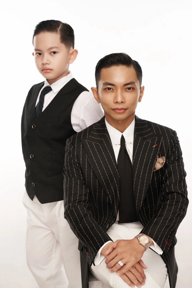 Kh&aacute;nh Thi - Phan Hiển "nở m&agrave;y nở mặt" v&igrave; cậu qu&yacute; tử: Visual đẹp gấp 10 lần bố, kh&eacute;o giống mẹ, 2 lần v&ocirc; địch thế giới, c&oacute; cả "rổ huy chương" - Ảnh 6.