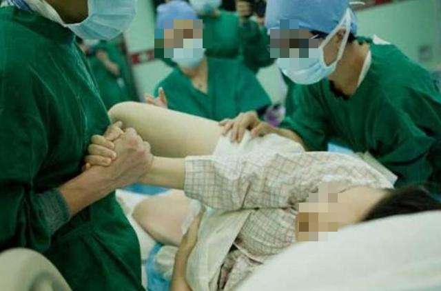 C&ocirc; g&aacute;i 20 tuổi bất ngờ sinh b&eacute; g&aacute;i 2,7kg sau một lần đau bụng: "T&ocirc;i tưởng ngộ độc thực phẩm" - Ảnh 1.