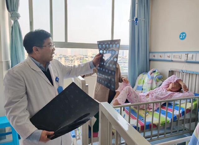 B&eacute; g&aacute;i 12 tuổi cấp cứu trong t&igrave;nh trạng m&aacute;u trắng đục, nhớt như mỡ lợn, b&aacute;c sĩ tr&aacute;ch bố mẹ: Chiều kiểu hại con! - Ảnh 2.