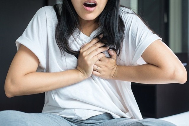 C&aacute;c b&aacute;c sĩ cảnh b&aacute;o: Kh&ocirc;ng cần chờ đến khi tức ngực, thấy 3 thứ n&agrave;y ở đầu v&agrave; mặt tức l&agrave; tim mạch đang "k&ecirc;u cứu" - Ảnh 1.