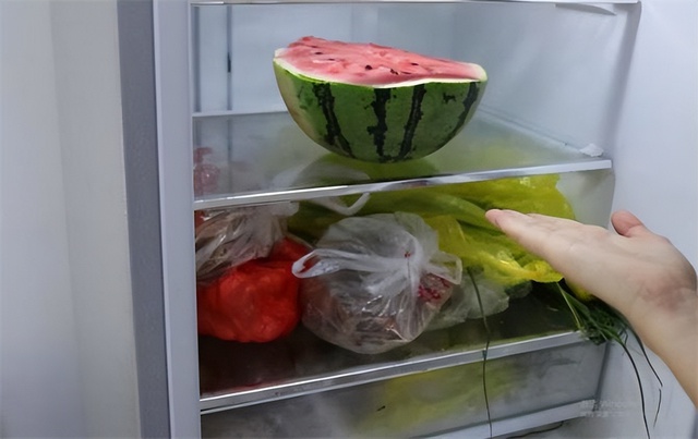 Cảnh báo đến những người thích ăn dưa hấu: 5 sai lầm biến ngon thành "độc", có thể gây tử vong - Ảnh 3.
