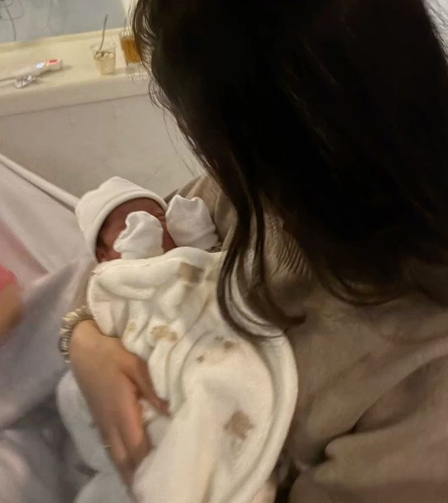 C&ocirc; g&aacute;i 20 tuổi bất ngờ sinh b&eacute; g&aacute;i 2,7kg sau một lần đau bụng: "T&ocirc;i tưởng ngộ độc thực phẩm" - Ảnh 2.