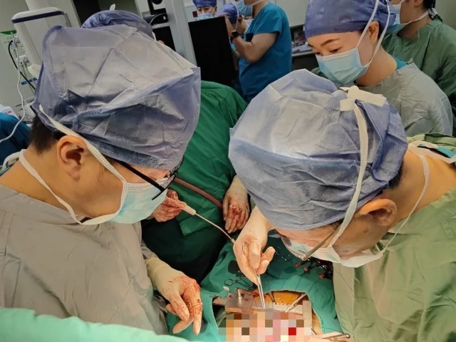 Người đ&agrave;n &ocirc;ng 51 tuổi khổ sở v&igrave; "khối u" tim lỗ chỗ như tổ ong bắp c&agrave;y, b&aacute;c sĩ tức giận: Bệnh từ miệng m&agrave; ra! - Ảnh 2.