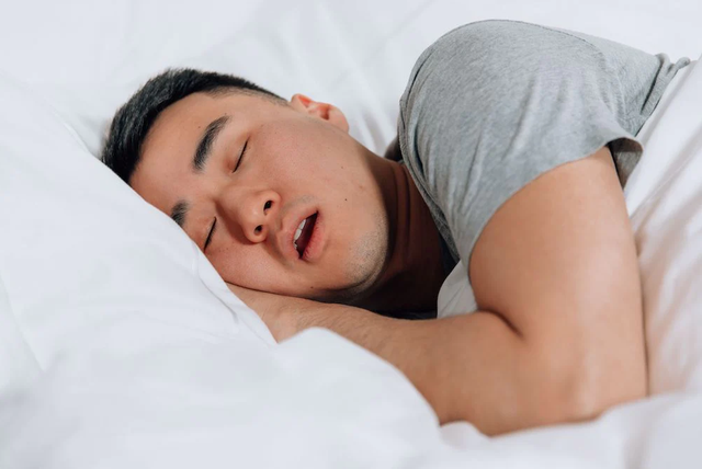 Ngủ theo c&aacute;ch n&agrave;y đảm bảo bạn sẽ ng&agrave;y c&agrave;ng đẹp trai hơn: 5 th&oacute;i quen khi ngủ nhất định phải thuộc l&ograve;ng - Ảnh 2.