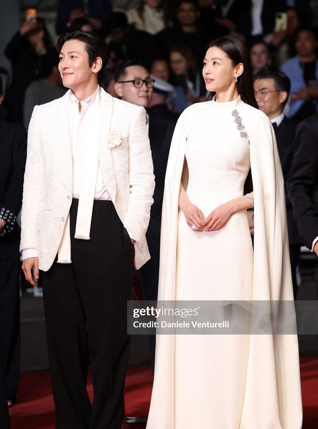 Cặp đ&ocirc;i đẹp nhất Cannes 2026 đ&acirc;y rồi: Nh&agrave; g&aacute;i l&agrave; nữ thần chảnh nhất showbiz, nh&agrave; trai visual đỉnh d&atilde; man- Ảnh 6.
