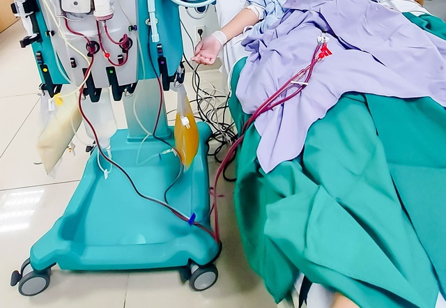 Người đ&agrave;n &ocirc;ng 40 tuổi đau bụng dữ dội sau bữa ăn no, b&aacute;c sĩ r&uacute;t ra to&agrave;n m&aacute;u đục như nước gạo, nhớt như mỡ  - Ảnh 2.