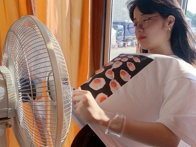 4 mẹo d&ugrave;ng quạt điện m&ugrave;a h&egrave; vừa m&aacute;t vừa tốt cho sức khỏe, tiết kiệm điện - Ảnh 1.