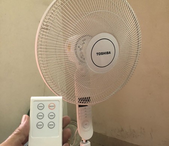 4 mẹo d&ugrave;ng quạt điện m&ugrave;a h&egrave; vừa m&aacute;t vừa tốt cho sức khỏe, tiết kiệm điện - Ảnh 2.