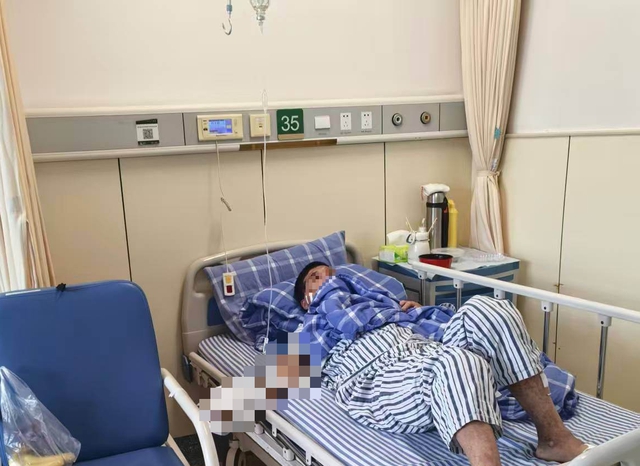 B&eacute; trai 12 tuổi thủng ruột v&igrave; loại nước người lớn c&ograve;n "m&ecirc; như điếu đổ" - Ảnh 1.