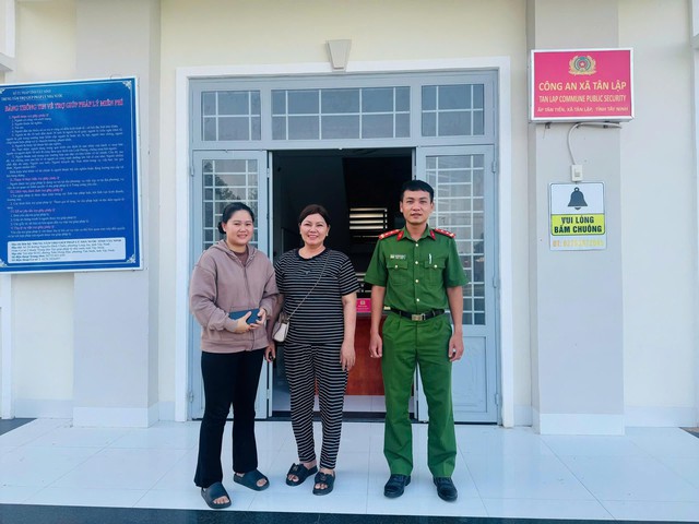 Hai người phụ nữ SN 1966 v&agrave; 1997 c&ugrave;ng đến c&ocirc;ng an l&agrave;m việc sau khi t&agrave;i khoản ph&aacute;t sinh giao dịch 250.000.000 đồng - Ảnh 1.