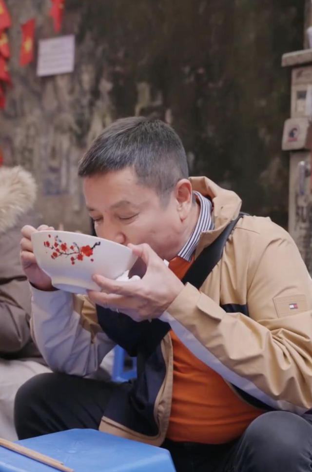 Qu&aacute;n phở &ldquo;độc đ&aacute;o&rdquo; nhất H&agrave; Nội đập thẳng thịt sống v&agrave;o b&aacute;t, được NSƯT Ch&iacute; Trung m&ecirc; mẩn ăn suốt 3 đời - Ảnh 6.